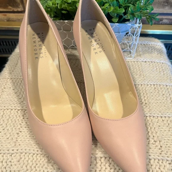 GORGEOUS BARNEYS NEW YORK Italian leather neutral pumps size 8 - Picture 6 of 7